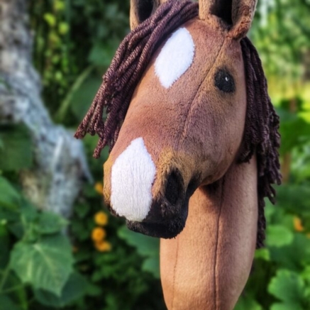 hobby horse kasztanek realistyczny konik na kiju do ujeżdżania i skakania