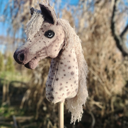 Hobby horse izabelowaty realistyczny