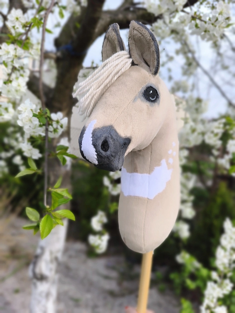 Hobby horse izabelowaty realistyczny konik na kiju A3