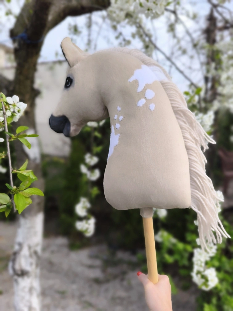 Hobby horse izabelowaty realistyczny konik na kiju A3