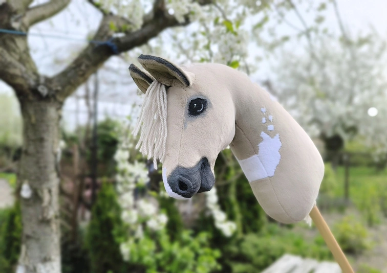 Hobby horse izabelowaty realistyczny konik na kiju A3