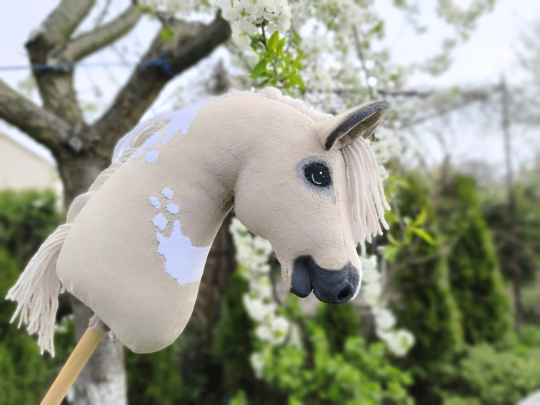 Hobby horse izabelowaty realistyczny konik na kiju A3