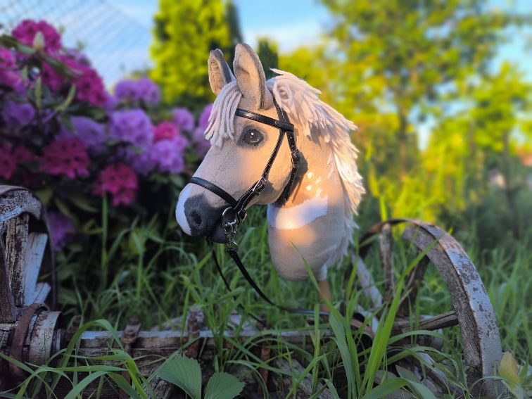 Hobby horse izabelowaty realistyczny konik na kiju A4