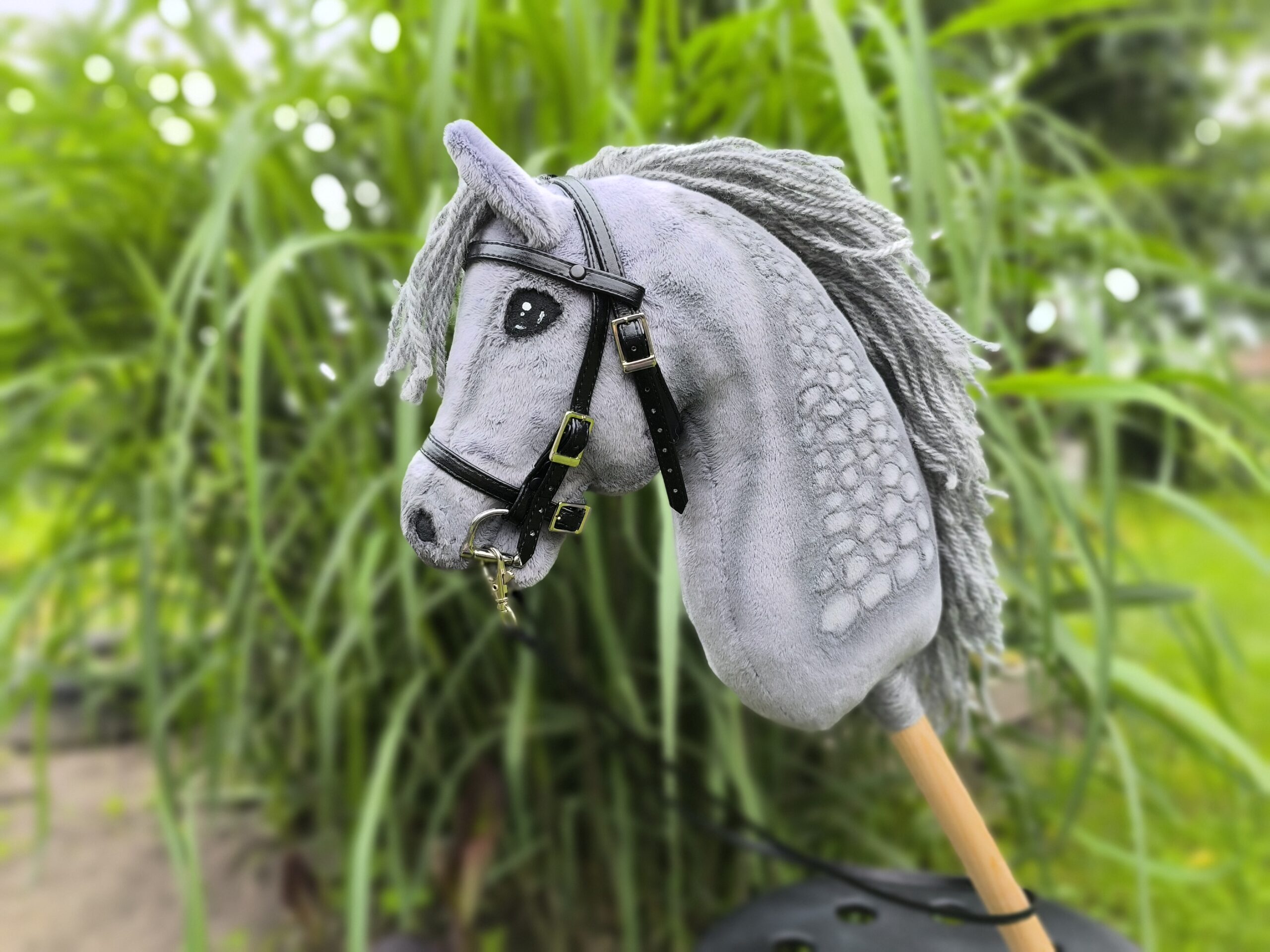 Hobby horse jabłkowity, szary, myszaty, realistyczny, A4, różowy kantarek