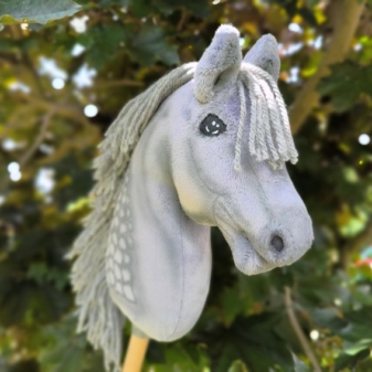 Hobby horse jabłkowity, szary, myszaty, realistyczny, A4, różowy kantarek