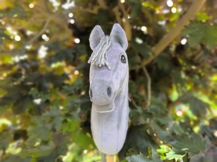 Hobby horse jabłkowity, szary, myszaty, realistyczny, A4, różowy kantarek