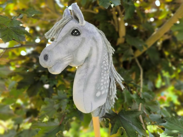 Hobby horse jabłkowity, szary, myszaty, realistyczny, A4, różowy kantarek