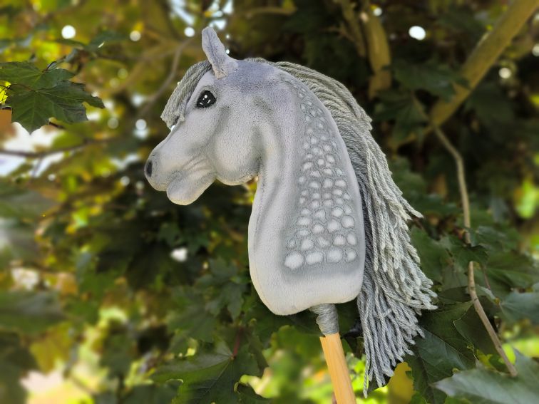 Hobby horse jabłkowity, szary, myszaty, realistyczny, A4, różowy kantarek
